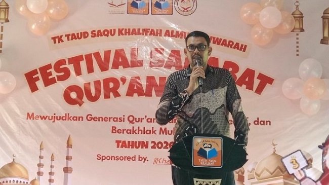 Staf Ahli Bupati Aceh Besar Bidang Pemerintahan, Hukum dan Politik Fata Muhammad, S.Pd.I., M.M memberi sambutan pada Pembukaan Festival Sahabat Qur'an berlangsung di TK TAUD SaQu Khalifah Al Munawwarah, Kamis (8/10/2026). FOTO/ MC ACEH BESAR