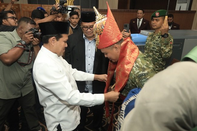 Wakil Gubernur Aceh H. Fadhlullah (Dek Fadh) menyambut kedatangan Panglima Kodam Iskandar Muda (Pangdam IM) yang baru, Brigjen TNI Mahesa Fitriadi, di Bandara Internasional Sultan Iskandar Muda, Aceh Besar, Minggu (18/10/2026). FOTO: Humas. Wakil Gubernur Aceh H. Fadhlullah (Dek Fadh) menyambut kedatangan Panglima Kodam Iskandar Muda (Pangdam IM) yang baru, Brigjen TNI Mahesa Fitriadi, di Bandara Internasional Sultan Iskandar Muda, Aceh Besar, Minggu (18/10/2026). FOTO: Humas.
