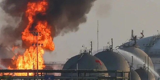 Kobaran api terlihat di fasilitas milik perusahaan minyak raksasa Saudi, Aramco, di selatan Riyadh (Foto: AFP)