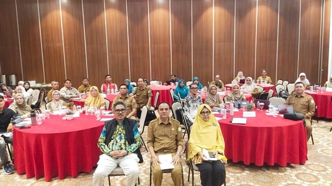 Plt. Kadinkes Aceh, Ferdiyus, SKM, M.Kes, foto bersama pada kegiatan Lokakarya Penguatan Perencanaan, Penganggaran dan Pembiayaan Program ATM melalui Monev Social Contracting tingkat kabupaten/kota se-Aceh di Hotel Ayani, Banda Aceh, Selasa (20/10/2026). FOTO/MC ACEH BESAR Plt. Kadinkes Aceh, Ferdiyus, SKM, M.Kes, foto bersama pada kegiatan Lokakarya Penguatan Perencanaan, Penganggaran dan Pembiayaan Program ATM melalui Monev Social Contracting tingkat kabupaten/kota se-Aceh di Hotel Ayani, Banda Aceh, Selasa (20/10/2026). FOTO/MC ACEH BESAR
