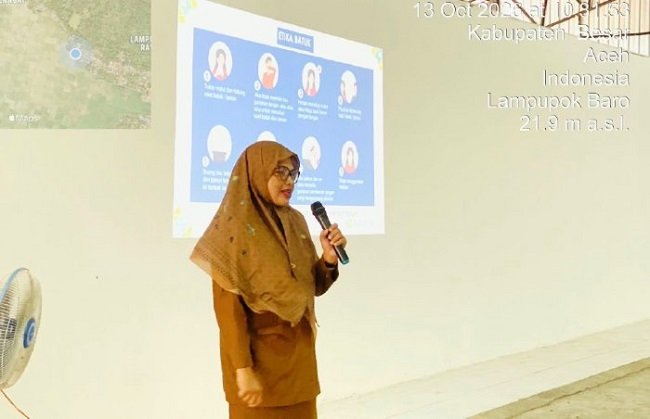 Sekretaris Dinas Kesehatan Aceh Besar, Neli Ulfiati, SKM., MPH, memimpin sosialisasi Cek Kesehatan Gratis (CKG) dan penelusuran kontak TBC di Gampong Lampupok Baro, Kecamatan Indrapuri, Selasa (13/10/2026). FOTO/MC ACEH BESAR