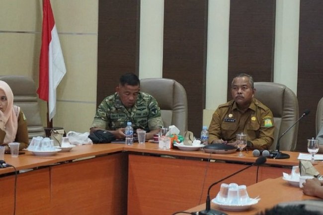 Asisten II Sekdakab Aceh Besar H.M Ali S. Sos M.Si mengikuti Rapat Koordinasi (Rakor) Pengendalian Inflasi Daerah secara virtual yang diselenggarakan oleh Kementerian Dalam Negeri (Kemendagri) RI, Senin (19/10/2026). FOTO/ MC ACEH BESAR Asisten II Sekdakab Aceh Besar H.M Ali S. Sos M.Si mengikuti Rapat Koordinasi (Rakor) Pengendalian Inflasi Daerah secara virtual yang diselenggarakan oleh Kementerian Dalam Negeri (Kemendagri) RI, Senin (19/10/2026). FOTO/ MC ACEH BESAR