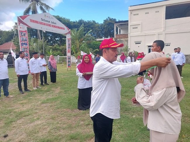 Ketua PMI Kabupaten Aceh Besar, Drs. Syukri A. Jalil, mengalungkan tanda pengenal peserta saat membuka orientasi PMR tingkat Wira dan Madya se-Aceh Besar di Markas PMI Aceh Besar, Jumat (9/10/2026). FOTO/DOK PMI ACEH BESAR Ketua PMI Kabupaten Aceh Besar, Drs. Syukri A. Jalil, mengalungkan tanda pengenal peserta saat membuka orientasi PMR tingkat Wira dan Madya se-Aceh Besar di Markas PMI Aceh Besar, Jumat (9/10/2026). FOTO/DOK PMI ACEH BESAR