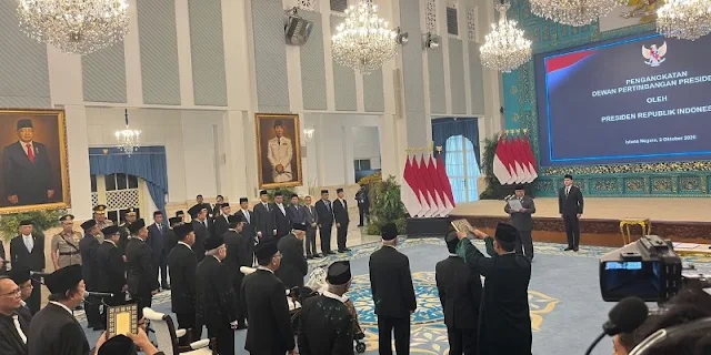 Presiden Prabowo Subianto resmi melantik Dewan Pertimbangan Presiden (Wantimpres) di Istana Kepresidenan Jakarta, Jumat (2/10). Total ada 24 anggota Wantimpres. (Tangkapan layar Youtube Sekretariat Presiden) Presiden Prabowo Subianto resmi melantik Dewan Pertimbangan Presiden (Wantimpres) di Istana Kepresidenan Jakarta, Jumat (2/10). Total ada 24 anggota Wantimpres. (Tangkapan layar Youtube Sekretariat Presiden)