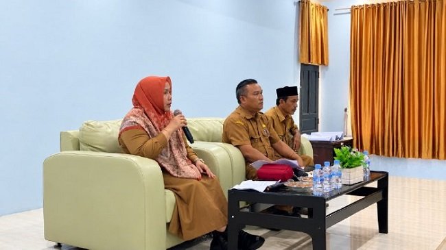 Kepala Disnakertrans Kabupaten Aceh Besar, Rahmawati, S.Pd., M.Si., menyampaikan sambutan saat menerima audiensi masyarakat transmigrasi dari Kecamatan Kota Jantho dan Seulimeum di Aula Disnakertrans Aceh Besar, Kota Jantho, Selasa (6/10/2026). FOTO/MC ACEH BESAR