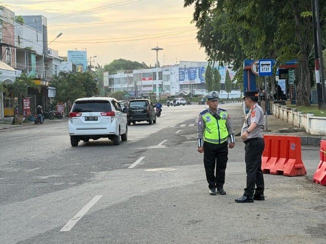 Kapolda Aceh Irjen Pol. Ruddi Setiawan memantau pengaturan arus lalu lintas di salah satu titik strategis di Banda Aceh, Senin (19/10/2026). Foto : Dok. Istimewa