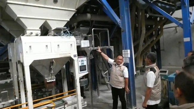 BERAS FORTIFIKASI - Mesin produksi beras fortifikasi yang mutu dan kandungan gizinya tidak sesuai standar atau berbeda dengan yang tertera pada label kemasan di Kecamatan Tembung, Kabupaten Deli Serdang, Sumatera Utara. Kasus ini tengah diusut Satgas Pangan Polri. BERAS FORTIFIKASI - Mesin produksi beras fortifikasi yang mutu dan kandungan gizinya tidak sesuai standar atau berbeda dengan yang tertera pada label kemasan di Kecamatan Tembung, Kabupaten Deli Serdang, Sumatera Utara. Kasus ini tengah diusut Satgas Pangan Polri.