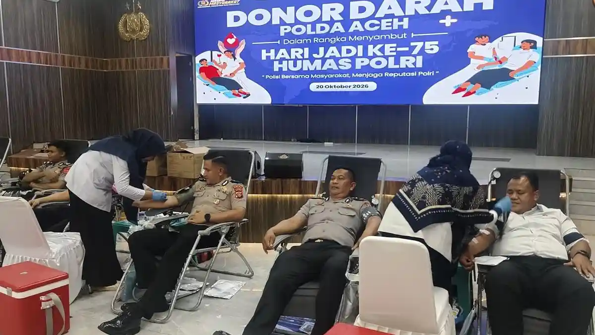 DONOR DARAH – Personel Bidhumas Polda Aceh mengikuti kegiatan donor darah dalam rangka memperingati Hari Jadi Ke-75 Humas Polri di Aula Serbaguna Polda Aceh, Selasa (20/10/2026).