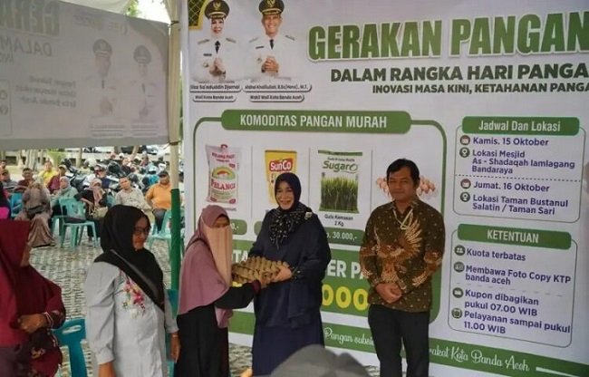 Wali Kota Banda Aceh Hj. Illiza Sa'aduddin Djamal saat menyerahkan paket sembako bersubsidi melalui Gerakan Pangan Murah (GPM) pada 15–16 Oktober 2026. FOTO: Istimewa. Wali Kota Banda Aceh Hj. Illiza Sa'aduddin Djamal saat menyerahkan paket sembako bersubsidi melalui Gerakan Pangan Murah (GPM) pada 15–16 Oktober 2026. FOTO: Istimewa.