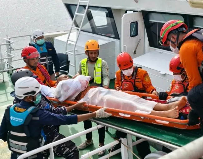 Petugas mengevakuasi awak kapal MV King Win yang membutuhkan penanganan medis di perairan Ulee Lheue, Banda Aceh, Minggu (11/10/2026). FOTO/Istimewa Petugas mengevakuasi awak kapal MV King Win yang membutuhkan penanganan medis di perairan Ulee Lheue, Banda Aceh, Minggu (11/10/2026). FOTO/Istimewa