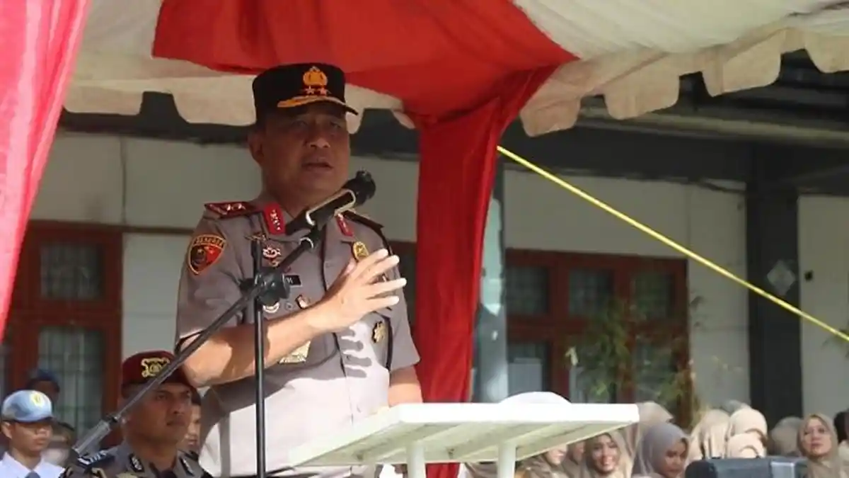 SAMPAIKAN AMANAT — Kapolda Aceh, Irjen Pol Ruddi Setiawan, menyampaikan amanat di hadapan para guru dan siswa saat menjadi Inspektur Upacara Bendera di SMA Negeri 2 Banda Aceh, Senin (19/10/2026).