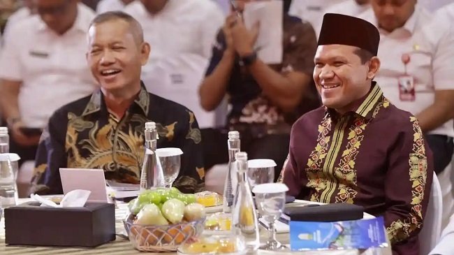 PENGHARGAAN DESA ANTIKORUPSI - Wakil Gubernur Aceh, Fadhlullah bersama Wakil Ketua Komisi Pemberantasan Korupsi (KPK) Ibnu Basuki Widodo, menyerahkan penganugerahan Percontohan Desa Antikorupsi Provinsi Aceh Tahun 2026 kepada 15 desa dari berbagai kabupaten dan kota di Aceh, Rabu (21/10/2026). PENGHARGAAN DESA ANTIKORUPSI - Wakil Gubernur Aceh, Fadhlullah bersama Wakil Ketua Komisi Pemberantasan Korupsi (KPK) Ibnu Basuki Widodo, menyerahkan penganugerahan Percontohan Desa Antikorupsi Provinsi Aceh Tahun 2026 kepada 15 desa dari berbagai kabupaten dan kota di Aceh, Rabu (21/10/2026).