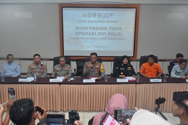 Kabid Humas Polda Kalsel Kombes Pol Nur Khamid bersama tim DVI saat merilis hasil identifikasi jenazah korban Kapal Virgo di Rumah Sakit Bhayangkara Banjarmasin, Rabu malam (30/9/2026). Kabid Humas Polda Kalsel Kombes Pol Nur Khamid bersama tim DVI saat merilis hasil identifikasi jenazah korban Kapal Virgo di Rumah Sakit Bhayangkara Banjarmasin, Rabu malam (30/9/2026).
