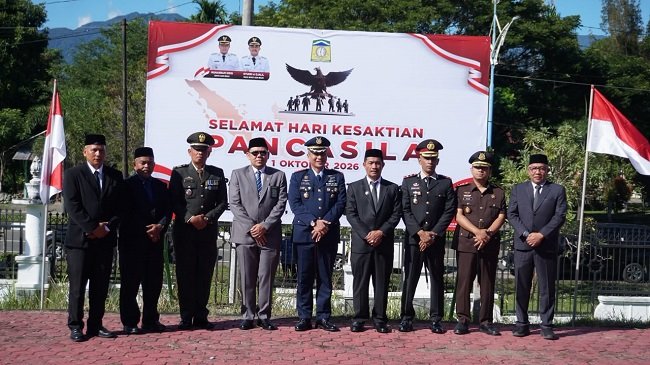 Wakil Bupati Aceh Besar Drs H Syukri A. Jalil, dan unsur Forkopimda foto bersama usai upacara Peringatan Hari Kesaktian Pancasila Tahun 2026 di Halaman Kantor Bupati Aceh Besar, Kota Jantho, Kamis (01/10/2026). FOTO/MC ACEH BESAR Wakil Bupati Aceh Besar Drs H Syukri A. Jalil, dan unsur Forkopimda foto bersama usai upacara Peringatan Hari Kesaktian Pancasila Tahun 2026 di Halaman Kantor Bupati Aceh Besar, Kota Jantho, Kamis (01/10/2026). FOTO/MC ACEH BESAR