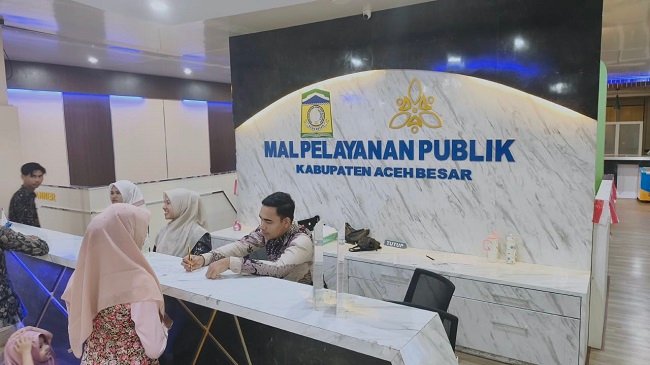 Warga memanfaatkan layanan administrasi di MPP Lambaro, Aceh Besar, Kamis (1/10/2026). FOTO/ MC ACEH BESAR Warga memanfaatkan layanan administrasi di MPP Lambaro, Aceh Besar, Kamis (1/10/2026). FOTO/ MC ACEH BESAR