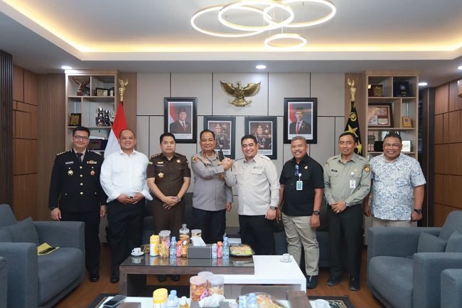 Kapolda Aceh Irjen Pol. Ruddi Setiawan menerima kunjungan silaturahmi Tim Kejaksaan Agung RI di Mapolda Aceh, Banda Aceh, Kamis (1/10/2026). Foto: Dok. Istimewa