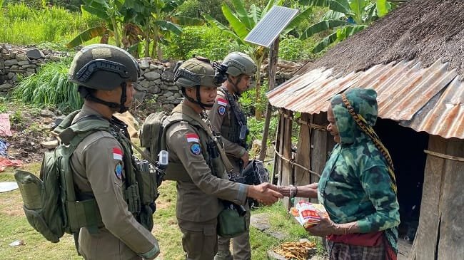 Personel Satgas Operasi Damai Cartenz-2026 menyapa dan berinteraksi dengan warga serta anak-anak saat melaksanakan patroli jalan kaki di Distrik Muara, Kabupaten Puncak Jaya, Papua Tengah, Sabtu (3/10/2026).