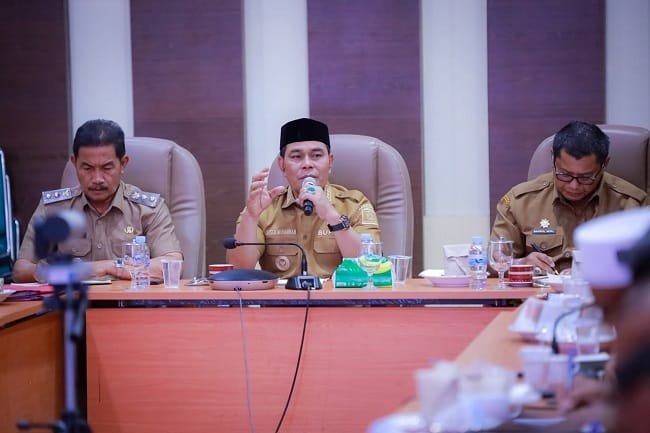 Bupati Aceh Besar H Muharram Idris didampingi Wabup Drs Syukri memimpin rapat Coffee Morning dengan para Staf Ahli Bupati, para Asisten Setdakab, Kepala OPD, dan camat se-Aceh Besar di Aula Kantor Bupati Aceh Besar, Senin (5/10/2026). FOTO-PROKOPIM PEMKAB ACEH BESAR