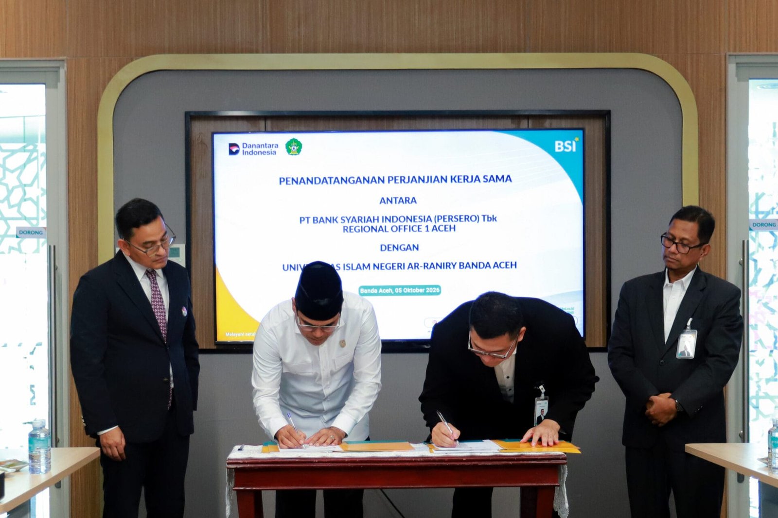 TEKEN KERJASAMA – Rektor UIN Ar-Raniry Banda Aceh Prof Mujiburrahman dan Regional CEO BSI Aceh Imsak Ramadhan, menandatangani nota perjanjian kerjasama antarkedua lembaga tersebut di Landmark BSI Aceh, Banda Aceh, Senin (5/10/2026). TEKEN KERJASAMA – Rektor UIN Ar-Raniry Banda Aceh Prof Mujiburrahman dan Regional CEO BSI Aceh Imsak Ramadhan, menandatangani nota perjanjian kerjasama antarkedua lembaga tersebut di Landmark BSI Aceh, Banda Aceh, Senin (5/10/2026).