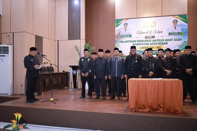Bupati Aceh Besar H Muharram Idris (Syech Muharram) melantik kepengurusan MAA Kabupaten Aceh Besar periode 2026-2031 di Aula Balai Guru dan Tenaga Kependidikan (BGTK) Lubok Sukon, Kecamatan Ingin Jaya, Aceh Besar, Senin (5/10/2026). FOTO/ PROKOPIM PEMKAB ACEH BESAR