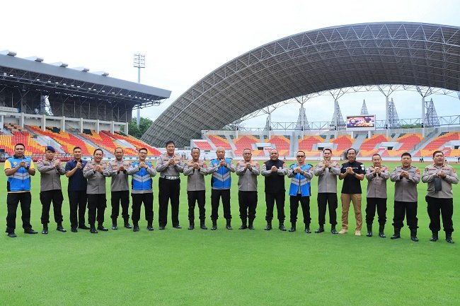 Wakapolda Aceh Brigjen Pol. Ari Wahyu Widodo membuka tes kesamaptaan jasmani dan uji beladiri dalam rangka seleksi Pendidikan Alih Golongan (PAG) Tahun Anggaran 2026 di Stadion Harapan Bangsa, Banda Aceh, Selasa (6/10/2026).