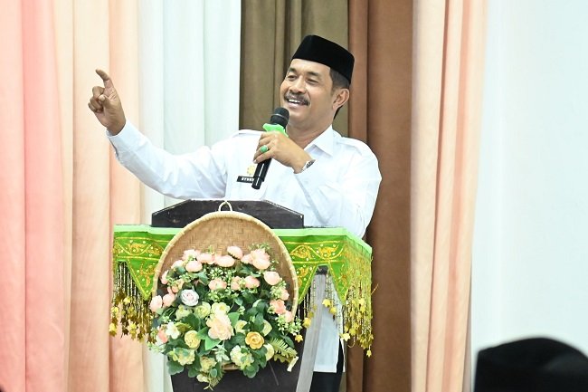 Wakil Bupati Aceh Besar, Drs H Syukri A Jalil sampaikan sambutan dan membuka acara Fasilitasi Pengelolaan Bina Mental di Gedung Dekranasda Aceh Besar, Gampong Gani, Kecamatan Ingin Jaya, Aceh Besar, Rabu (07/10/2026). FOTO/MC ACEH BESAR Wakil Bupati Aceh Besar, Drs H Syukri A Jalil sampaikan sambutan dan membuka acara Fasilitasi Pengelolaan Bina Mental di Gedung Dekranasda Aceh Besar, Gampong Gani, Kecamatan Ingin Jaya, Aceh Besar, Rabu (07/10/2026). FOTO/MC ACEH BESAR
