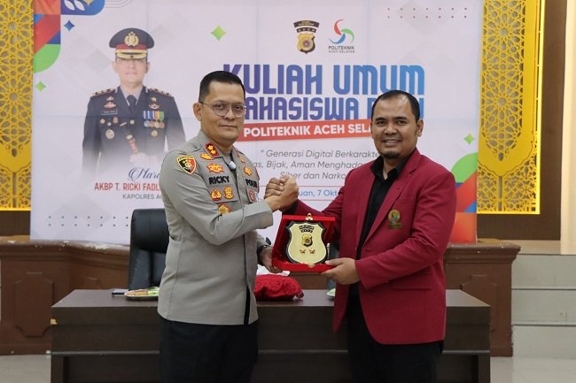 Foto : Kapolres Aceh Selatan AKBP T. Ricki Fadlianshah, S.I.K., M.H., saat memberikan kuliah umum kepada mahasiswa baru Poltas di Aula Polres Aceh Selatan, Rabu (7/10/2026).