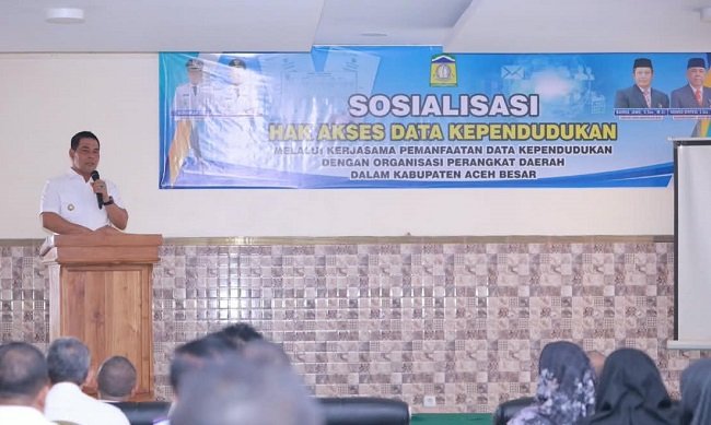 Bupati Aceh Besar H Muharram Idris (Syech Muharram), menyampaikan arahannya dan membuka sosialisasi hak akses data kependudukan melalui kerja sama pemanfaatan data kependudukan dengan OPD dalam Kabupaten Aceh Besar, di Hijrah Hotel, Kecamatan Ingin Jaya, Kabupaten Aceh Besar, Rabu (7/10/2026). FOTO/ PROKOPIM PEMKAB ACEH BESAR