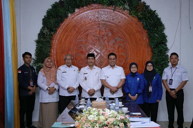 Foto bersama usai Audiensi Bupati Aceh Besar H. Muharram Idris (Syeh Muharram) bersama Wakil Bupati Drs. H. Syukri A. Jalil dengan jajaran BMKG di Aula Dekranasda Aceh Besar, Rabu (7/10/2026). FOTO/ MC ACEH BESAR Foto bersama usai Audiensi Bupati Aceh Besar H. Muharram Idris (Syeh Muharram) bersama Wakil Bupati Drs. H. Syukri A. Jalil dengan jajaran BMKG di Aula Dekranasda Aceh Besar, Rabu (7/10/2026). FOTO/ MC ACEH BESAR