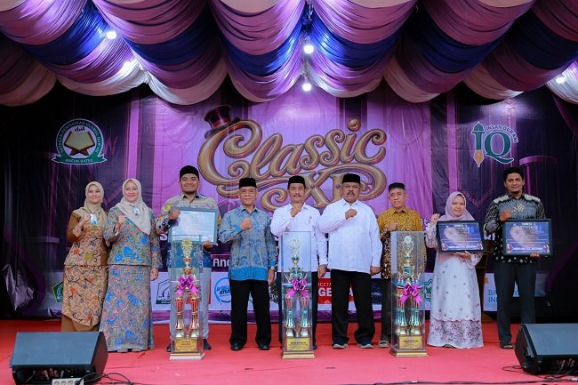 Wabup Aceh Besar Drs. Syukri A. Jalil menyerahkan tropi dan hadiah juara CLASSIC XI Organisasi Santri Dayah Insan Qurani, di Gampong Aneuk Bate, Kecamatan Suka Makmur, Rabu (7/10/2026). FOTO/ MC ACEH BESAR