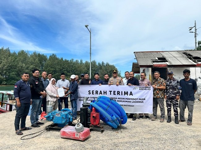 PT Solusi Bangun Andalas (SBA) menyerahkan prasarana berupa mesin penyedot pasir kepada nelayan Lhok Krueng Raba, Kecamatan Lhoknga, Aceh Besar, Kamis (08/10/2026).