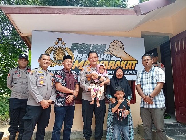 Kapolres Aceh Selatan AKBP T. Ricki Fadlianshah bersama Anggota DPRK Aceh Selatan Syarkawi BA dan warga saat peresmian rumah Mailida yang telah selesai direhab di Gampong Krueng Batu, Kecamatan Kluet Utara, Kamis (8/10/2026). Foto: Dok. Istimewa Kapolres Aceh Selatan AKBP T. Ricki Fadlianshah bersama Anggota DPRK Aceh Selatan Syarkawi BA dan warga saat peresmian rumah Mailida yang telah selesai direhab di Gampong Krueng Batu, Kecamatan Kluet Utara, Kamis (8/10/2026). Foto: Dok. Istimewa
