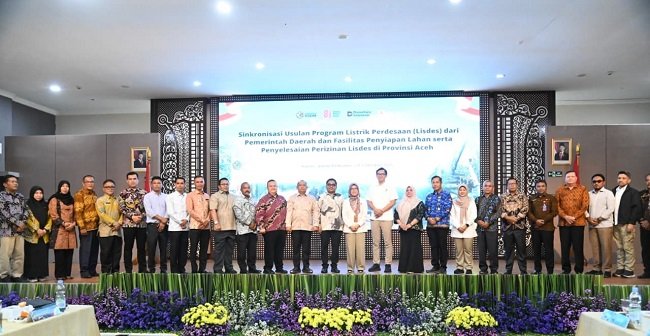 Asisten II Sekdakab Aceh Besar M. Ali foto bersma peserta Sinkronisasi Usulan Program Listrik Perdesaan (Lisdes) di Lantai 3 Aula PLN Aceh, Banda Aceh, Kamis (08/10/2026). FOTO/MC ACEH BESAR Asisten II Sekdakab Aceh Besar M. Ali foto bersma peserta Sinkronisasi Usulan Program Listrik Perdesaan (Lisdes) di Lantai 3 Aula PLN Aceh, Banda Aceh, Kamis (08/10/2026). FOTO/MC ACEH BESAR
