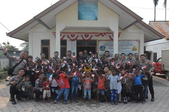 Satgas Operasi Damai Cartenz-2026 bersama para guru dan anak-anak di SD Negeri Satu Atap Pomako pada kegiatan pembagian tas dan perlengakap sekolah. HO-Humas Damai Cartenz 2026 Satgas Operasi Damai Cartenz-2026 bersama para guru dan anak-anak di SD Negeri Satu Atap Pomako pada kegiatan pembagian tas dan perlengakap sekolah. HO-Humas Damai Cartenz 2026