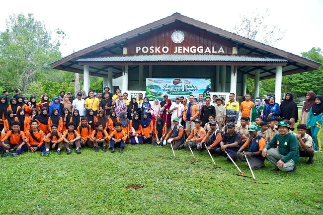Foto bersama pada kegiatan aksi bersih dalam rangka World Cleanup Day (WCD) Indonesia Tahun 2026 dengan tema “Aksi Bersih Pemuda-Pemudi Merdeka dari Sampah”. Kegiatan tersebut berlangsung di sepanjang Jalan Raya Lampuuk, Kecamatan Lhoknga, Aceh Besar, Jumat (9/10/2026) FOTO/MC ACEH BESAR Foto bersama pada kegiatan aksi bersih dalam rangka World Cleanup Day (WCD) Indonesia Tahun 2026 dengan tema “Aksi Bersih Pemuda-Pemudi Merdeka dari Sampah”. Kegiatan tersebut berlangsung di sepanjang Jalan Raya Lampuuk, Kecamatan Lhoknga, Aceh Besar, Jumat (9/10/2026) FOTO/MC ACEH BESAR