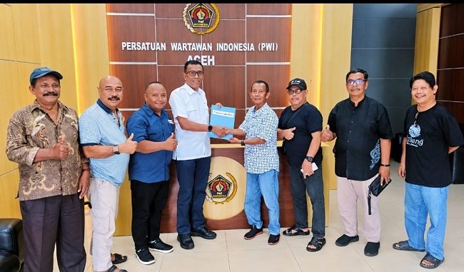 T. Haris Fadhillah bersama panitia Konferprov dan tim pemenangan berfoto bersama usai penyerahan berkas pendaftaran bakal calon Ketua PWI Aceh periode 2026–2031 di Sekretariat PWI Aceh, Banda Aceh, Sabtu (10/10/2026). Foto: (Panitia Konferprov PWI Aceh).