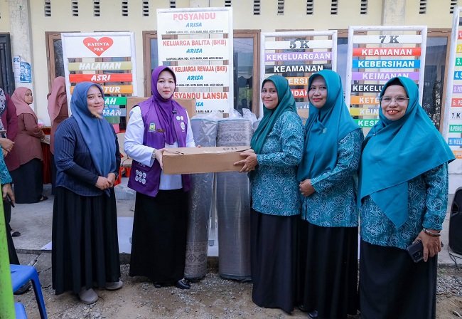 Ketua TP PKK Aceh Besar Hj Rita Mayasari, menyerahkan bantuan kepada TP PKK Gampong Aron, Kecamatan Kuta Baro, Aceh Besar, Sabtu (10/10/2026). FOTO/ PROKOPIM PEMKAB ACEH BESAR Ketua TP PKK Aceh Besar Hj Rita Mayasari, menyerahkan bantuan kepada TP PKK Gampong Aron, Kecamatan Kuta Baro, Aceh Besar, Sabtu (10/10/2026). FOTO/ PROKOPIM PEMKAB ACEH BESAR