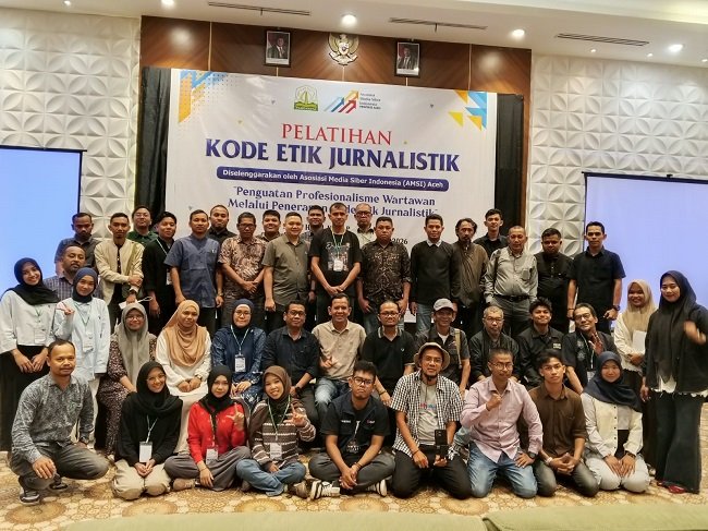 Peserta, pemateri, dan panitia berfoto bersama dalam kegiatan Pelatihan Kode Etik Jurnalistik yang diselenggarakan AMSI Aceh di Hotel Ayani, Banda Aceh, pada 10–11 Oktober 2026.