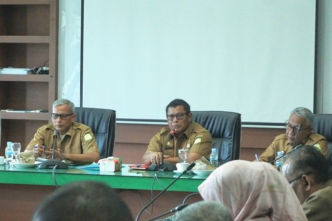 RAPAT PERSIAPAN MTQ – Sekdakab Aceh Besar Bahrul Jamil memimpin rapat lanjutan bersama sejumlah OPD terkait persiapan pelaksanaan MTQ ke-35 Tingkat Kabupaten Aceh Besar Tahun 2026 di Aula Kantor Bupati Aceh Besar, Senin (12/10/2026). (FOTO: MEDIA CENTER ACEH BESAR)