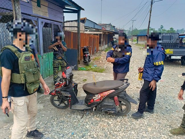 Petugas melakukan olah TKP di kawasan Perumahan Eselon IV Jalur 3, Distrik Dekai, terkait kasus penganiayaan berat terhadap seorang PNS. (Foto: Humas ODC)