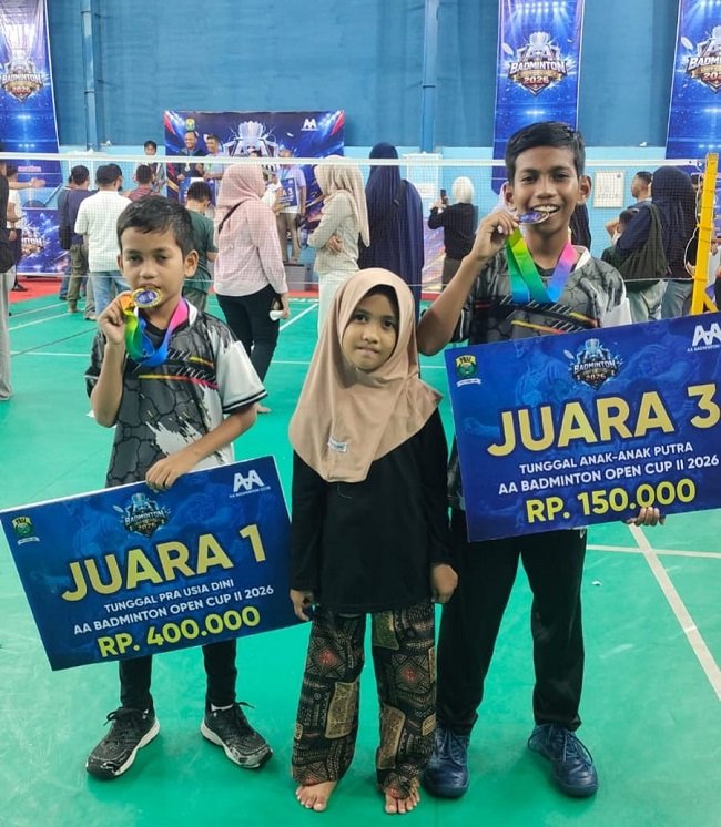 Dua atlet muda PB Malaka Aceh Besar, Shadiq Muttaqi Haidar peraih medali emas dan Shabir Mutawakkil Haidar peraih medali perunggu, berpose bersama usai menorehkan prestasi pada ajang AA Badminton Open Cup II 2026. Foto: (PB Malaka Aceh Besar) Dua atlet muda PB Malaka Aceh Besar, Shadiq Muttaqi Haidar peraih medali emas dan Shabir Mutawakkil Haidar peraih medali perunggu, berpose bersama usai menorehkan prestasi pada ajang AA Badminton Open Cup II 2026. Foto: (PB Malaka Aceh Besar)