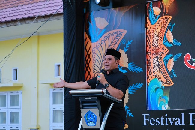 Bupati Aceh Besar H. Muharram Idris menyampaikan sambutan saat membuka Festival Piasan Aceh Rayeuk 2026 di halaman Kantor Camat Peukan Bada, Senin (12/10/2026). FOTO/ MC ACEH BESAR Bupati Aceh Besar H. Muharram Idris menyampaikan sambutan saat membuka Festival Piasan Aceh Rayeuk 2026 di halaman Kantor Camat Peukan Bada, Senin (12/10/2026). FOTO/ MC ACEH BESAR