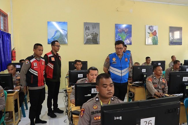 Karo SDM meninjau langsung pelaksanaan tes Computer Assisted Test (CAT) Psikologi bagi peserta Pendidikan Alih Golongan (PAG) di Aceh Besar/Humas Polda Aceh Karo SDM meninjau langsung pelaksanaan tes Computer Assisted Test (CAT) Psikologi bagi peserta Pendidikan Alih Golongan (PAG) di Aceh Besar/Humas Polda Aceh