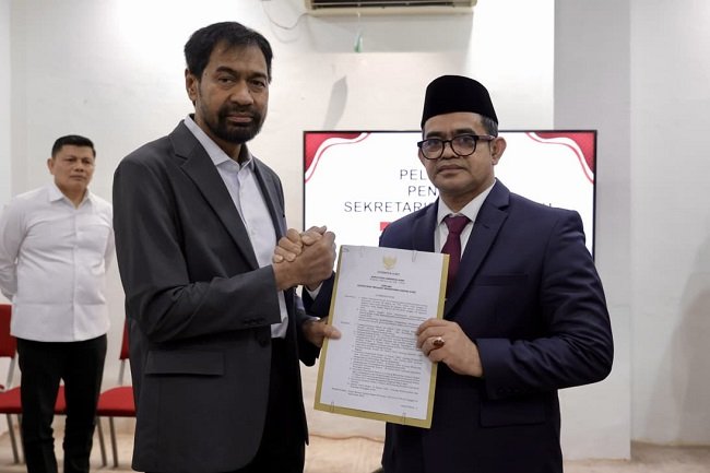 Mualem melantik Taufiq sebagai Sekda Aceh Taufik.