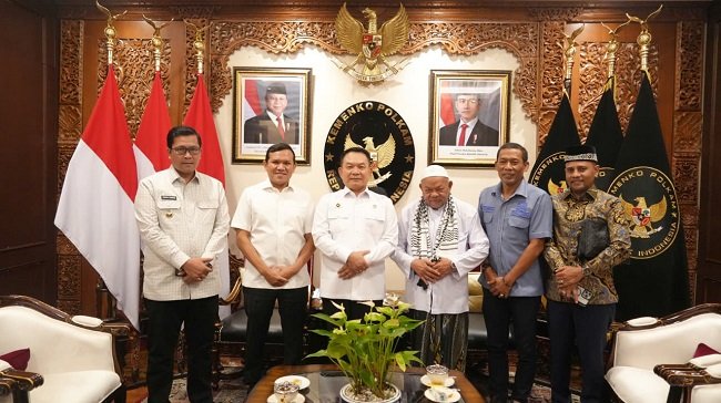 Wakil Gubernur Aceh Fadhlullah bertemu dengan Menteri Koordinator Bidang Politik dan Keamanan RI, Dudung Abdurachman di Jakarta. (HO-Biro Adpim Setda Aceh) Wakil Gubernur Aceh Fadhlullah bertemu dengan Menteri Koordinator Bidang Politik dan Keamanan RI, Dudung Abdurachman di Jakarta. (HO-Biro Adpim Setda Aceh)