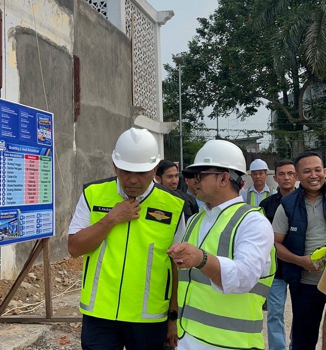 Penjabat Sekretaris Daerah (Pj Sekda) Aceh, Taufik, saat meninjau progres rehabilitasi terminal di Aceh Tamiang | (Foto Humas Aceh)
