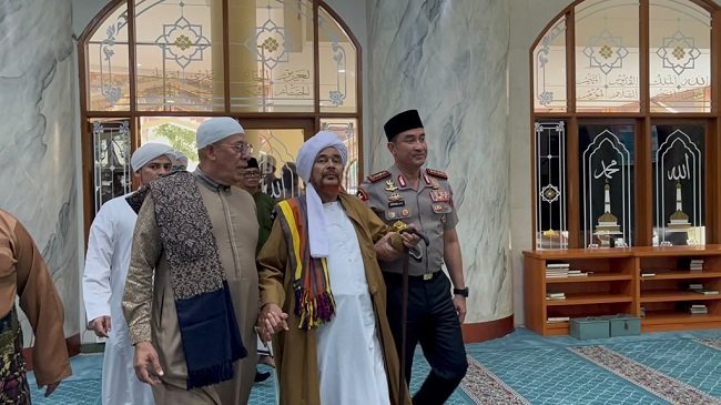 Kapolri Jenderal Polisi Dr. (H.C.) Suyudi Ario Seto bersilaturahmi dengan ulama Habib Umar bin Hafidz di Masjid Al Ikhlas, Mabes Polri, Jakarta, Selasa (13 Oktober 2026).