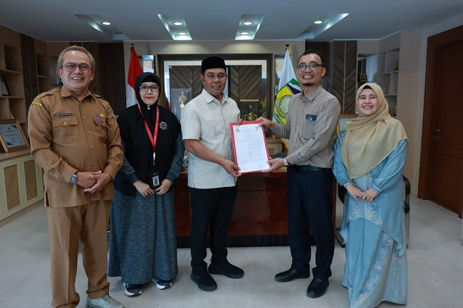 Bupati Aceh Besar dan Rektor Unmuha resmi menjalin kerjasama melalui penandatanganan Memorandum of Understanding (MoU) di ruang kerja Bupati Aceh Besar, Selasa (13/10/2026). FOTO/PROKOPIM PEMKAB ACEH BESAR Bupati Aceh Besar dan Rektor Unmuha resmi menjalin kerjasama melalui penandatanganan Memorandum of Understanding (MoU) di ruang kerja Bupati Aceh Besar, Selasa (13/10/2026). FOTO/PROKOPIM PEMKAB ACEH BESAR