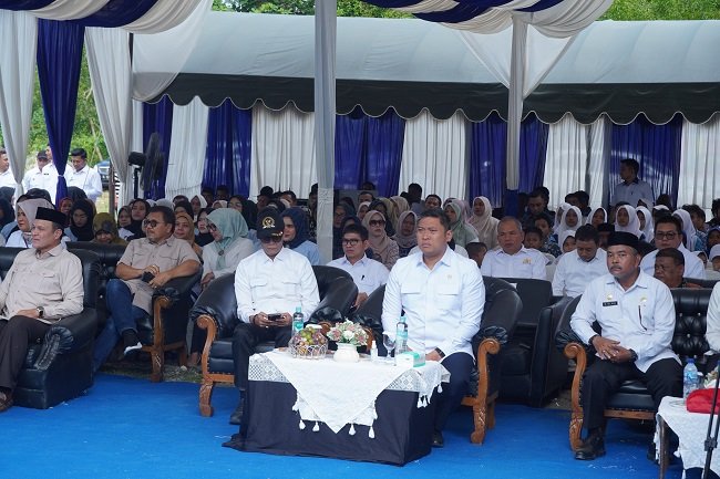 Asisten II Bidang Perekonomian dan Pembangunan Setdakab Aceh Besar, H. M. Ali, mendampingi Kepala BGN Sudaryono pada peresmian SPPG wilayah 3T di Kecamatan Leupung, Aceh Besar, Rabu (14/10/2026).FOTO/MC ACEH BESAR