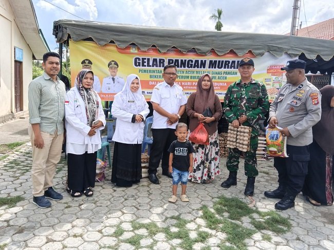Kadis Pangan Aceh Besar, Alyadi, SP, menyerahkan paket sembako Gerakan Pangan Murah kepada masyarakat secara simbolis di halaman Meunasah Gampong Lamceu, Kecamatan Kuta Baro, Rabu (14/10/2026). FOTO/ MC ACEH BESAR Kadis Pangan Aceh Besar, Alyadi, SP, menyerahkan paket sembako Gerakan Pangan Murah kepada masyarakat secara simbolis di halaman Meunasah Gampong Lamceu, Kecamatan Kuta Baro, Rabu (14/10/2026). FOTO/ MC ACEH BESAR
